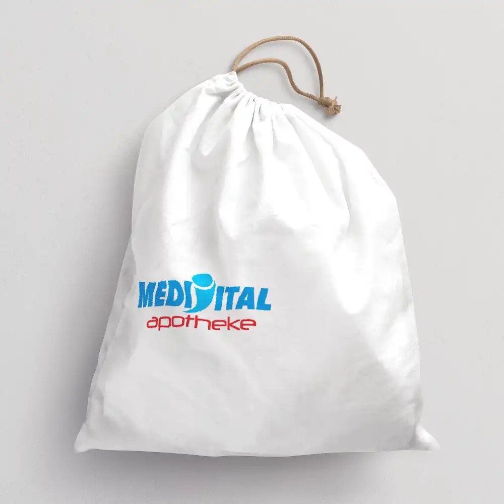 PS Midia – Beispiel Giveaways: ein mit "Medivital" Apothekenlogo bedrukter weißer Turnbeutel.