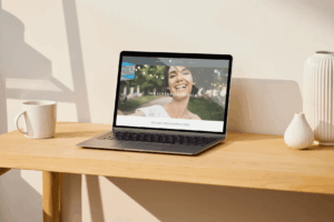 Von mir gestaltete Website für ein Dentallabor auf einem Notebook: www.denttech-arnold.de (in Zusammenarbeit mit Artur Riewe, Webdesigner)