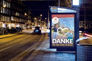 Großflächenplakate für Hand in Hand in unterschiedlichsten Formaten und Materialien.